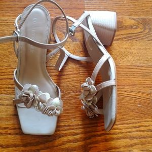 Donald Pliner Sandal 8.5 but fit like an 8 or 7.5. Light tan.